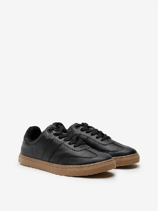 Low - Top Women's Tennis Sneakers in Bright Neon for a Pop of Color on the CourtLUNA BLU Black Lace-Up Sneakers