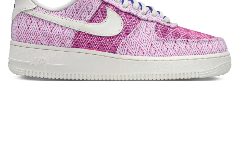 Smart - Tech Women's Sneakers with Fitness Tracking Features for Active Lifestyle EnthusiastsWomen's Air Force 1 '07 Woven Sneaker In Pink