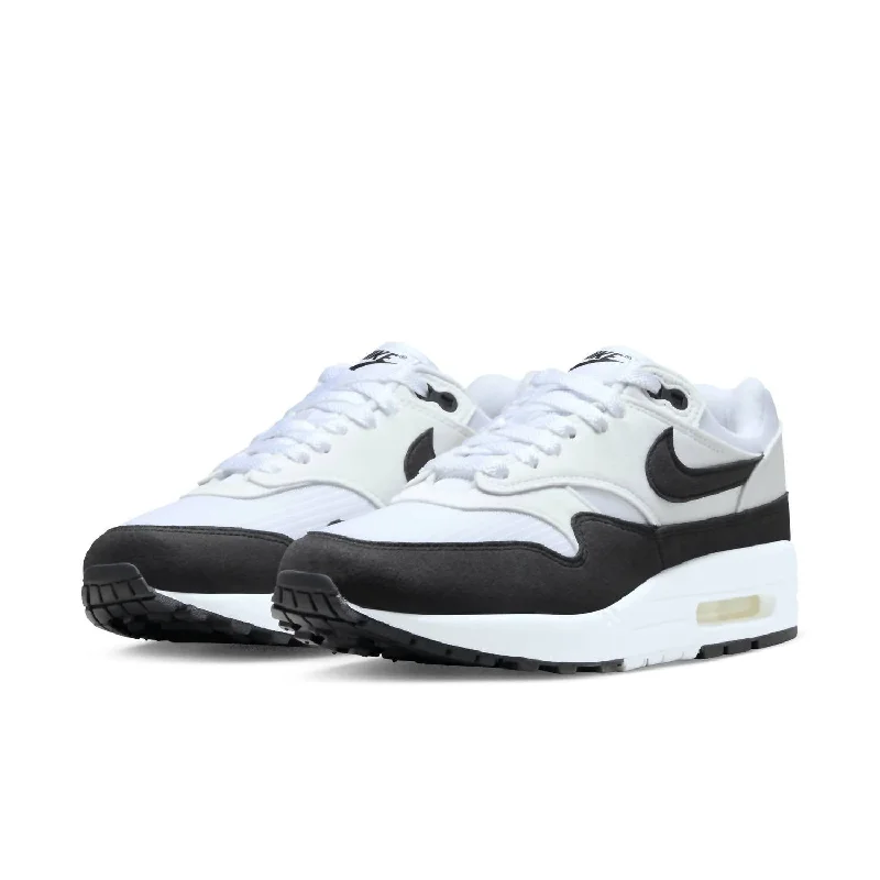 Smart - Tech Women's Sneakers with Fitness Tracking Features for Active Lifestyle EnthusiastsWomen's Air Max 1 Sneakers In White Black