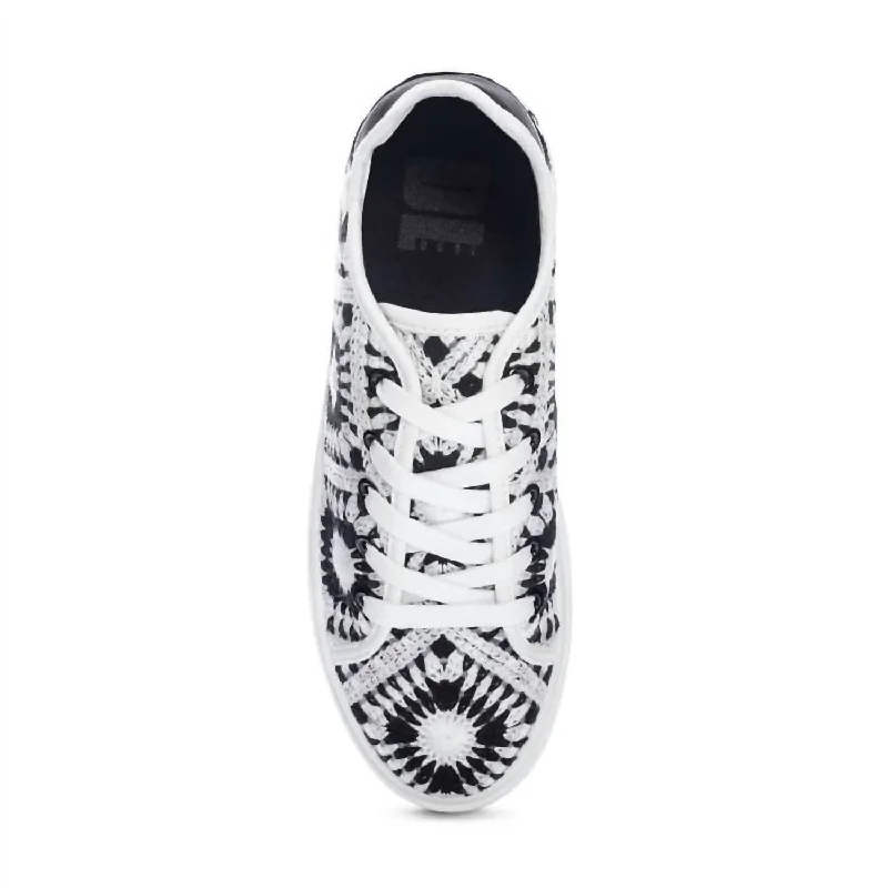 Patterned Print Women's Sneakers in Floral Designs for a Feminine and Fashion - Forward LookWomen's Recreation Croche Sneakers In Black/white