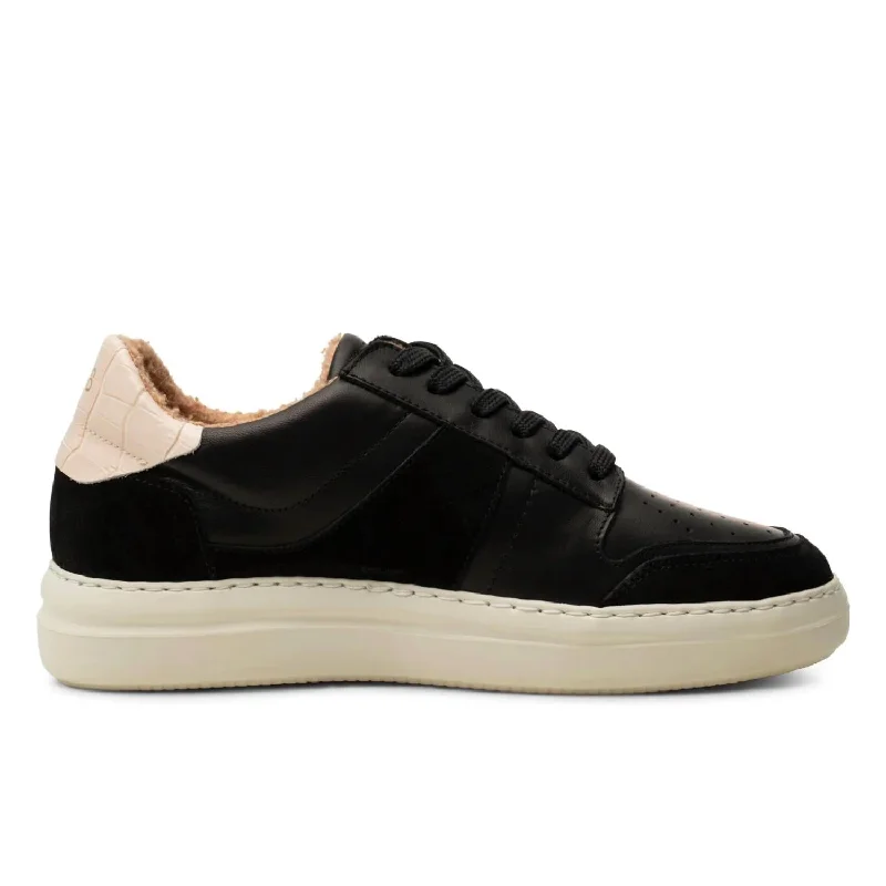 Vegan - Friendly Women's Sneakers Made from Recycled Materials for an Eco - Conscious ChoiceWomen's Valda Court Sneakers In Black